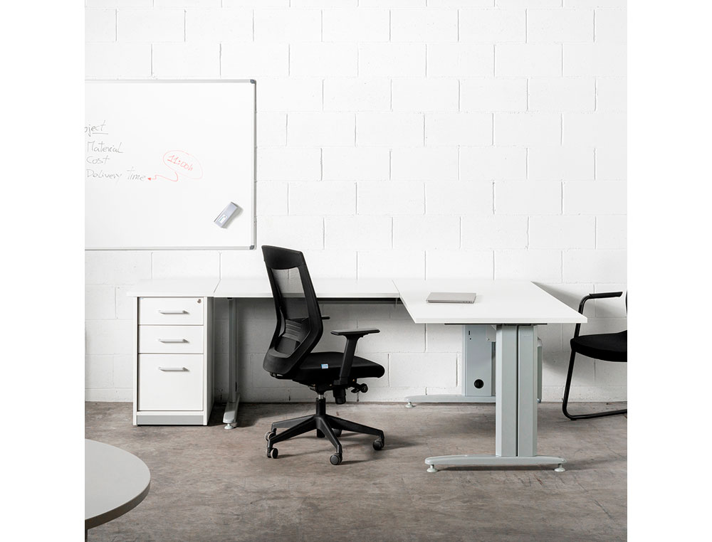 PIZARRA BLANCA ROCADA ACERO VITRIFICADO MAGNETICO MARCO ALUMINIO Y CANTONERAS PVC 240X120 CM INCLUYE BANDEJA