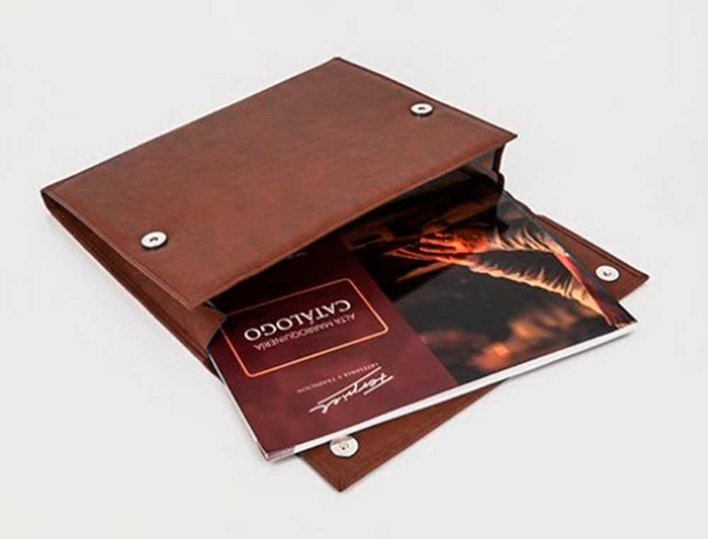 CARPETA PORTADOCUMENTOS Q-CONNECT ARTESANIA PIEL SINTETICA DOBLE CIERRE IMAN COLOR CUERO 260X235X35 MM