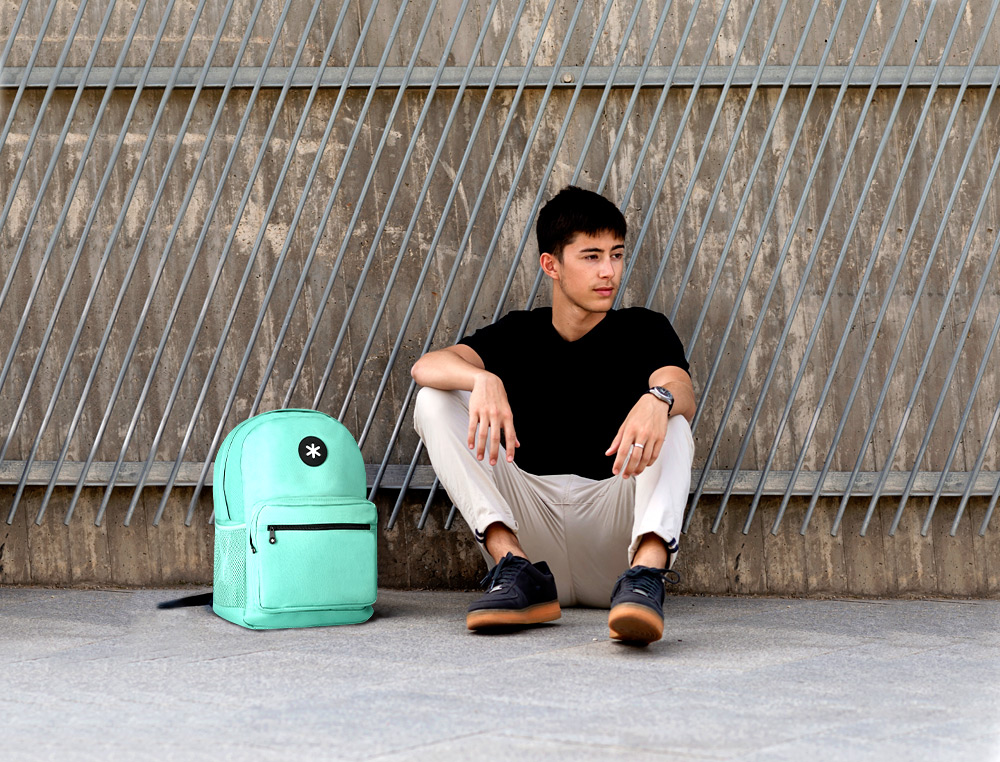 MOCHILA ANTARTIK CON ASA Y BOLSILLO FRONTAL CON CREMALLERA COLOR VERDE MENTA 320X140X430 MM