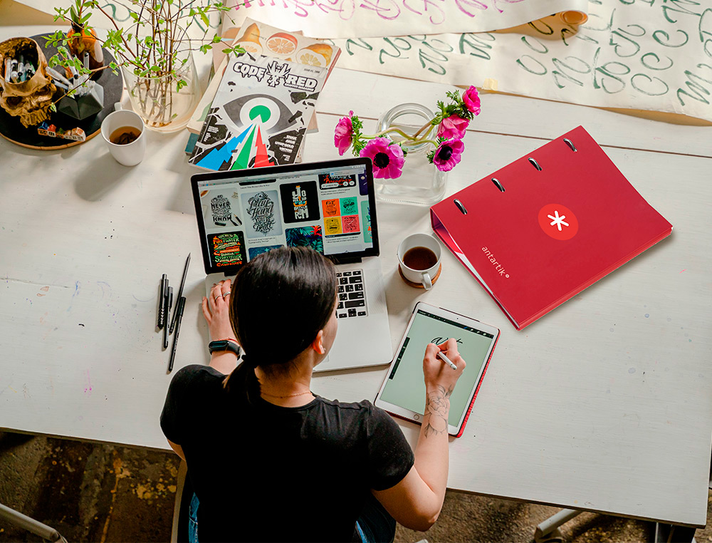 CARPETA CON RECAMBIO ANTARTIK A4 CUADRO 5MM FORRADA 4 ANILLAS 25MM REDONDAS COLOR FRAMBUESA