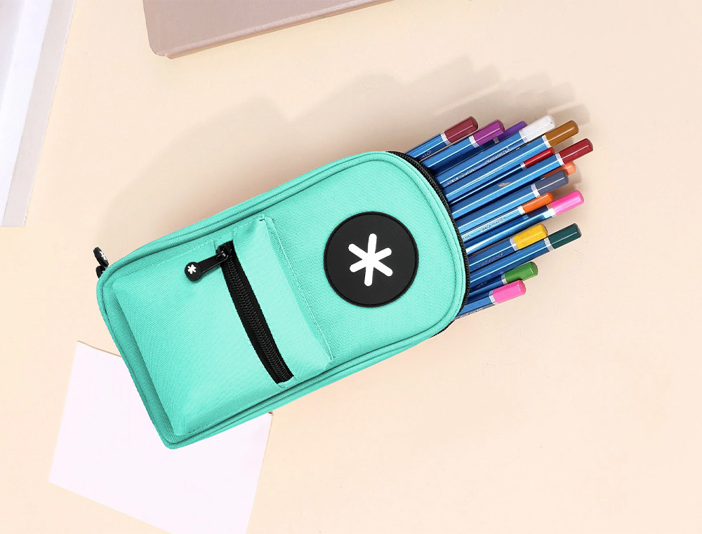 ESTUCHE PORTATODO ANTARTIK FORMA DE MOCHILA CON BOLSILLO Y 4 DEPARTAMENTOS COLOR MENTA 230X50X120 MM