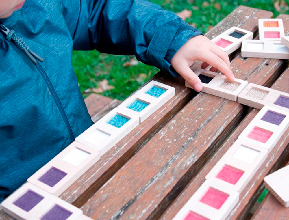JUEGO DIDACTICO ANDREUTOYS DOMINO SENSORIAL TEXTURAS MADERA 28 PIEZAS