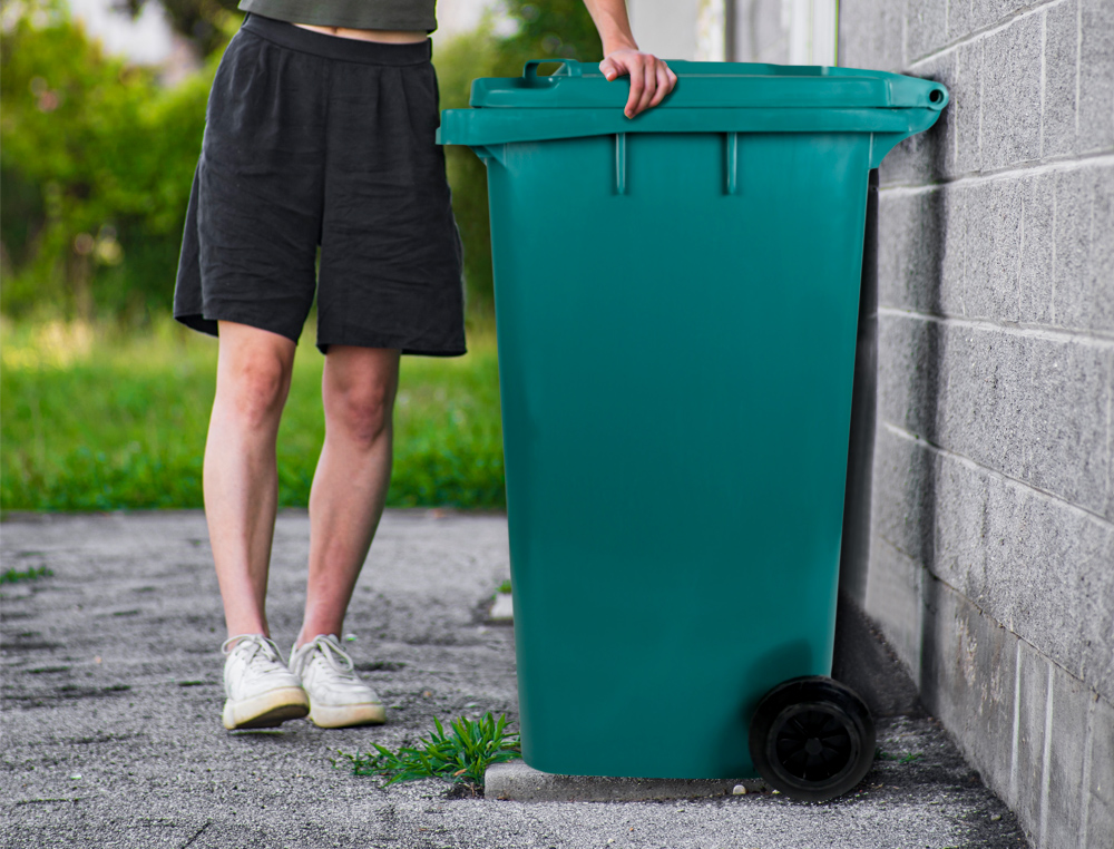 PAPELERA CONTENEDOR Q-CONNECT PLASTICO CON TAPADERA Y RUEDAS 240 LITROS VERDE 1040X620X610 MM