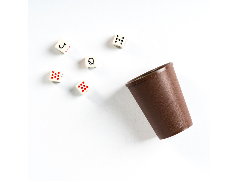 DADOS POKER FORUNIER CON CUBILETE EN BLISTER