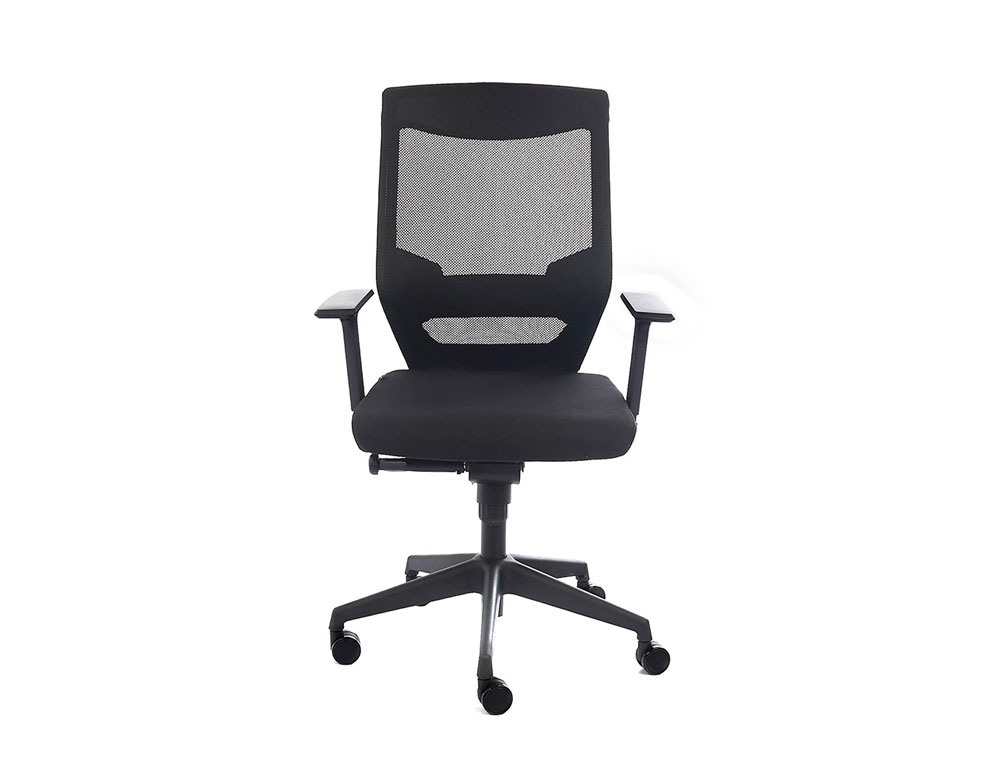 SILLA ROCADA DE OFICINA CON BRAZOS REGULABLES RESPALDO EN MALLA Y ASIENTO EN TELA IGNIFUGA CON APOYO LUMBAR