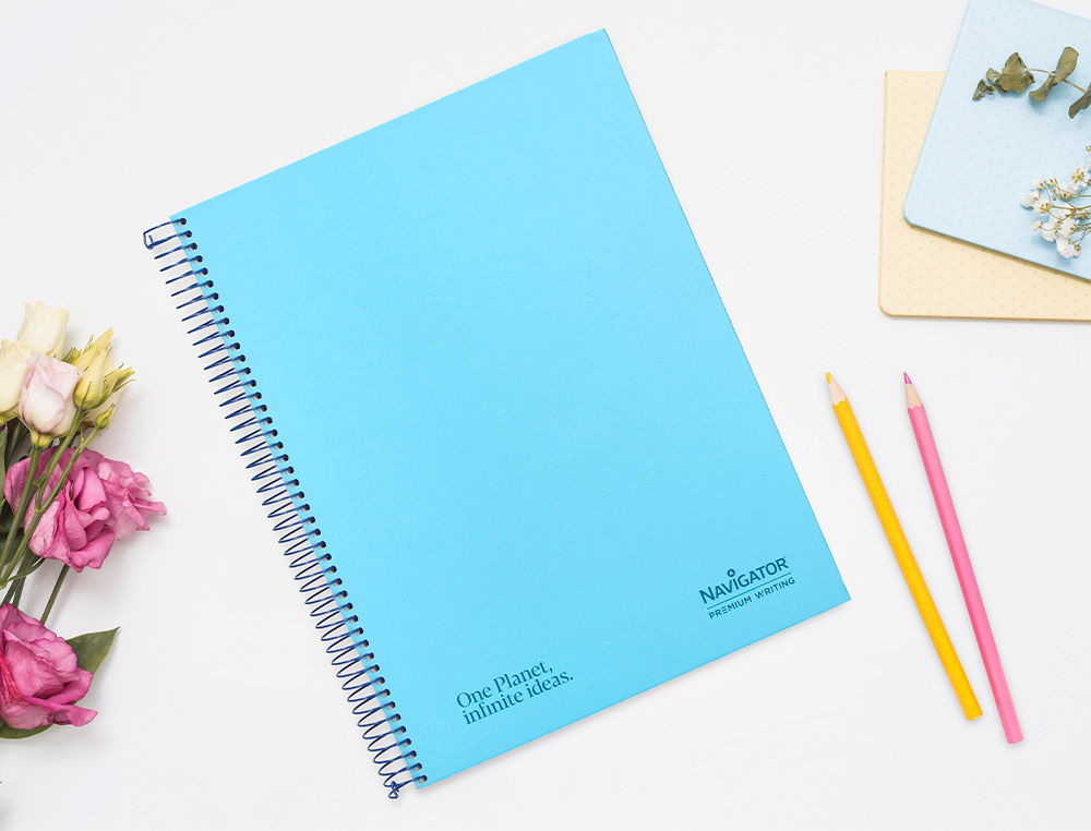 CUADERNO ESPIRAL NAVIGATOR A4 MICRO TAPA FORRADA 120H 80GR HORIZONTAL 5 BANDA 4 TALADROS COLOR CELESTE