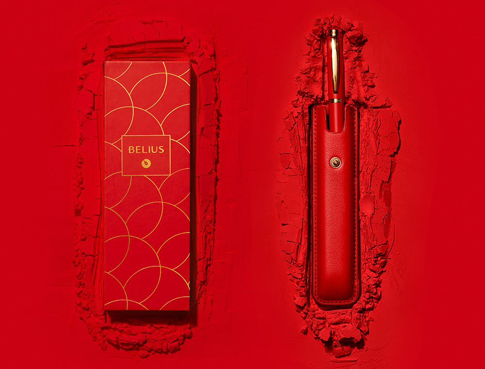 PLUMA Y ESTUCHE CUERO BELIUS PASSION DOR ALUMINIO TEXTURA CEPILLADA COLOR ROJO Y DORADO TINTA AZUL CAJA DE DISEÑO