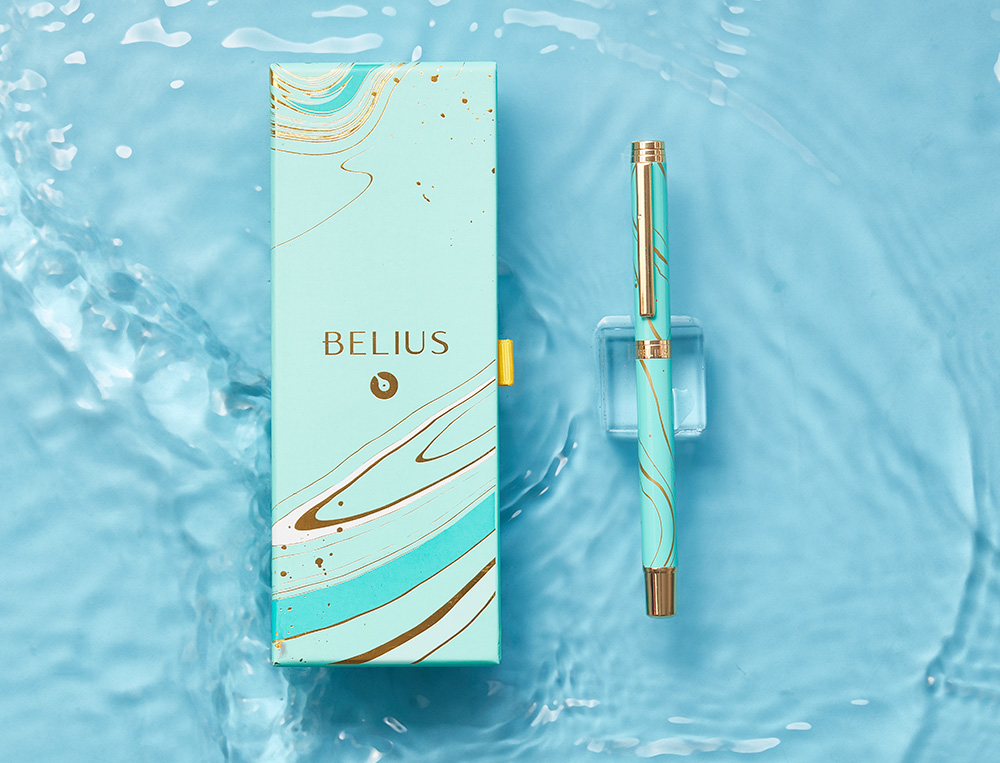 BOLIGRAFO BELIUS AQUA ALUMINIO COLOR TURQUESA Y DORADO TINTA AZUL CAJA DE DISEÑO
