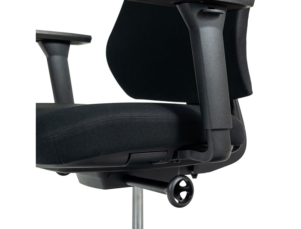 SILLA ROCADA DIRECCION CON BRAZOS REGULABLES BASE POLIMERO RESPALDO Y ASIENTO EN TELA IGNIFUGA NEGRO