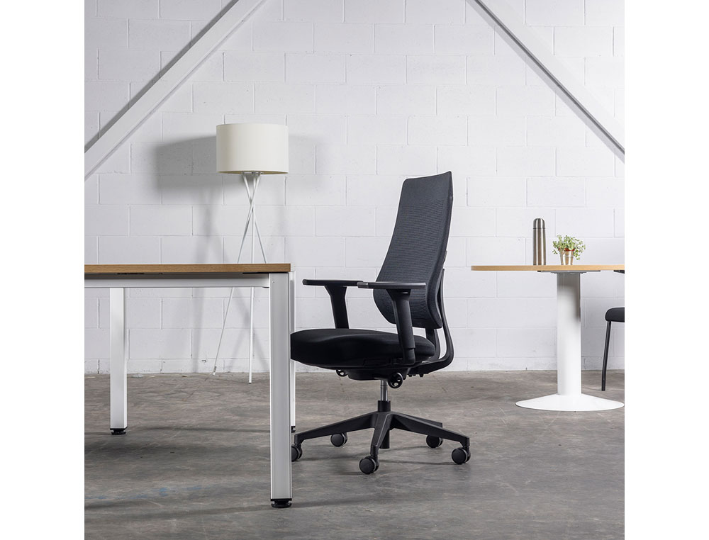 SILLA ROCADA DIRECCION CON BRAZOS REGULABLES BASE POLIMERO RESPALDO Y ASIENTO EN TELA IGNIFUGA NEGRO