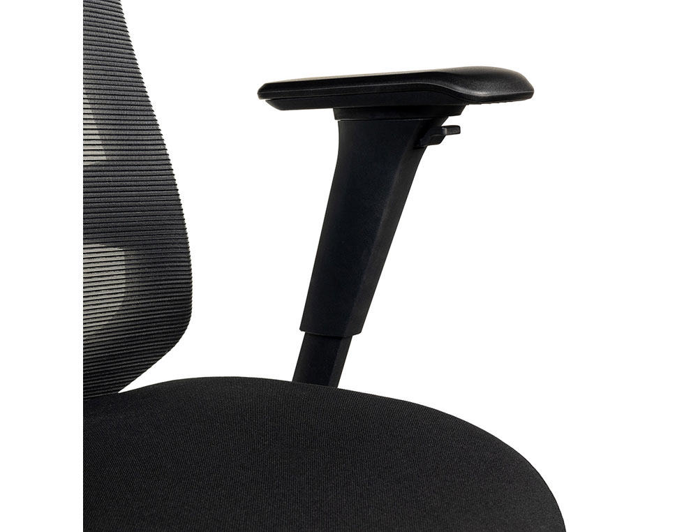 SILLA ROCADA DIRECCION PREMIUM 24 HORAS CON BRAZOS AJUSTABLES RESPALDO DE MALLA Y ASIENTO EN TELA NEGRO