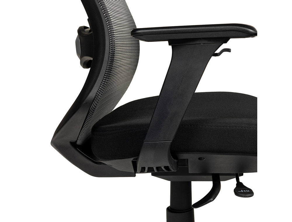 SILLA ROCADA DIRECCION PREMIUM 24 HORAS CON BRAZOS AJUSTABLES RESPALDO DE MALLA Y ASIENTO EN TELA NEGRO