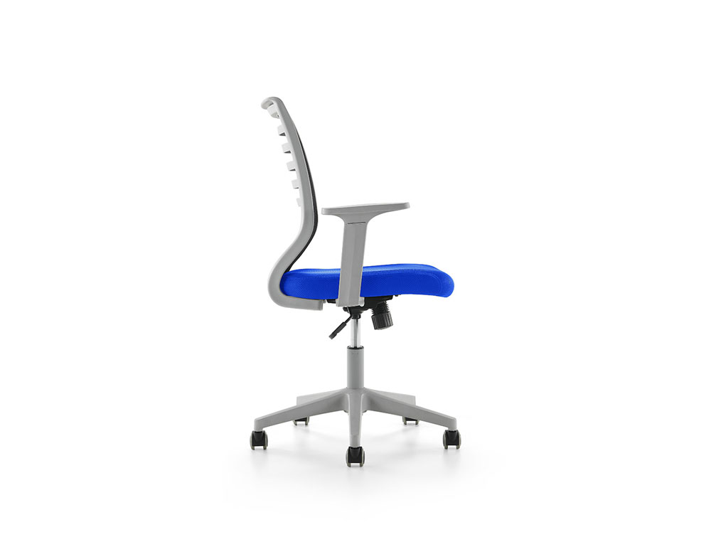 SILLA ROCADA DE OFICINA BRAZOS REGULABLES ESTRUCTURA GRIS RESPALDO MALLA Y ASIENTO TELA IGNIFUGA AZUL