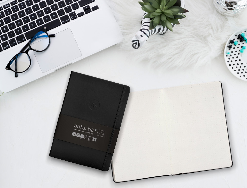 CUADERNO CON GOMILLA ANTARTIK NOTES TAPA DURA A5 HOJAS PUNTOS NEGRO 100 HOJAS 80 GR FSC