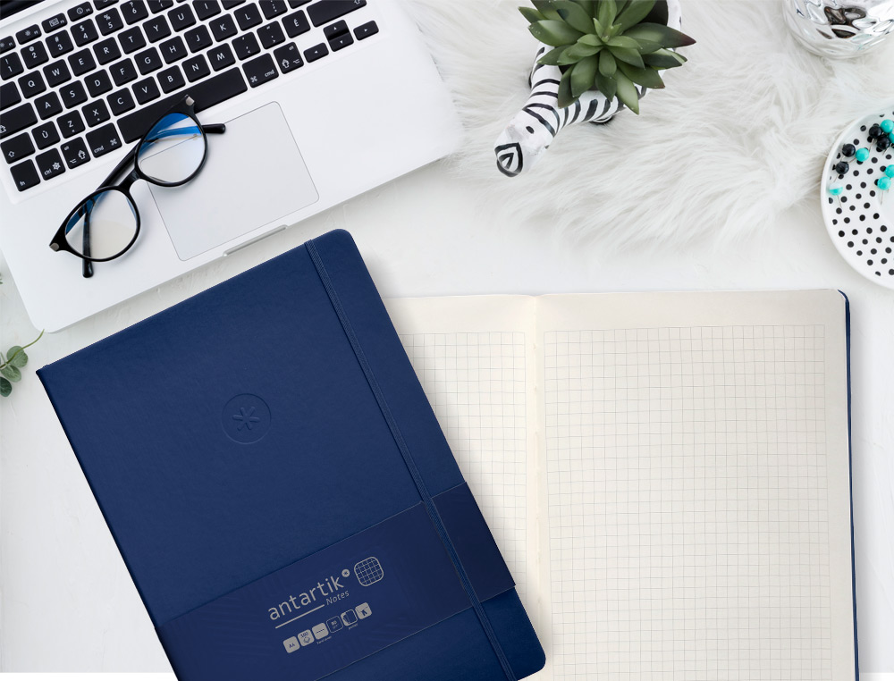 CUADERNO CON GOMILLA ANTARTIK NOTES TAPA DURA A4 HOJAS CUADRICULA AZUL MARINO 100 HOJAS 80 GR FSC