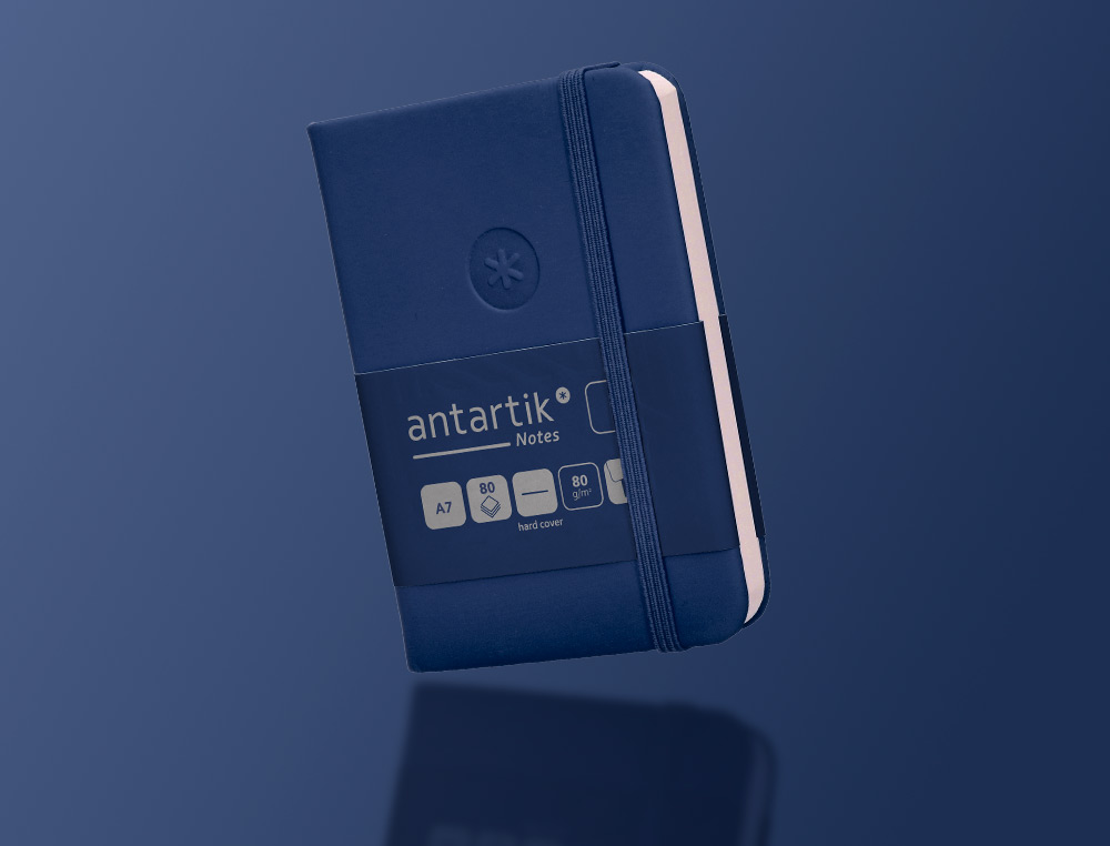 CUADERNO CON GOMILLA ANTARTIK NOTES TAPA DURA A7 HOJAS LISAS AZUL MARINO 80 HOJAS 80 GR FSC