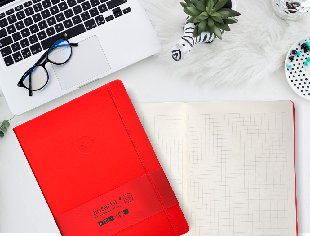 CUADERNO CON GOMILLA ANTARTIK NOTES TAPA DURA A4 HOJAS CUADRICULA ROJO 100 HOJAS 80 GR FSC