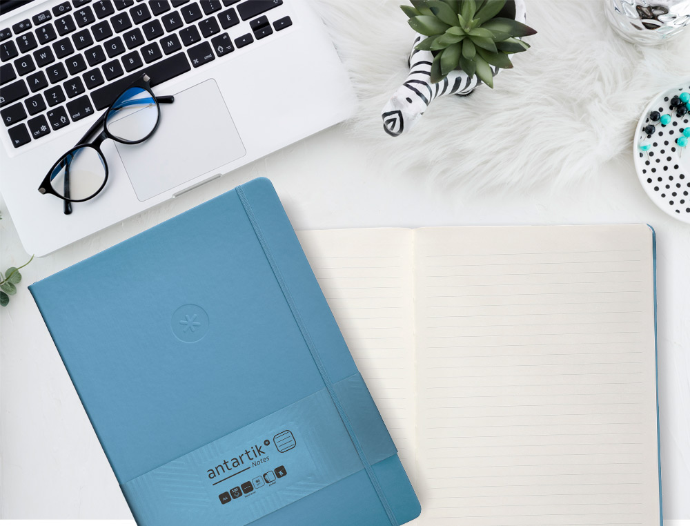 CUADERNO CON GOMILLA ANTARTIK NOTES TAPA DURA A4 HOJAS RAYAS AZUL CLARO 100 HOJAS 80 GR FSC