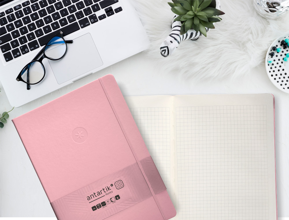 CUADERNO CON GOMILLA ANTARTIK NOTES TAPA DURA A4 HOJAS CUADRICULA ROSA PASTEL 100 HOJAS 80 GR FSC