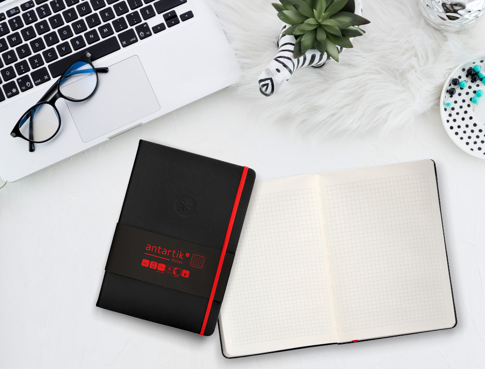 CUADERNO CON GOMILLA ANTARTIK NOTES TAPA DURA A5 HOJAS CUADRICULA NEGRO Y ROJO 100 HOJAS 80 GR FSC
