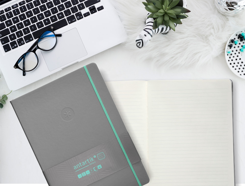 CUADERNO CON GOMILLA ANTARTIK NOTES TAPA DURA A4 HOJAS RAYAS GRIS Y TURQUESA 100 HOJAS 80 GR FSC