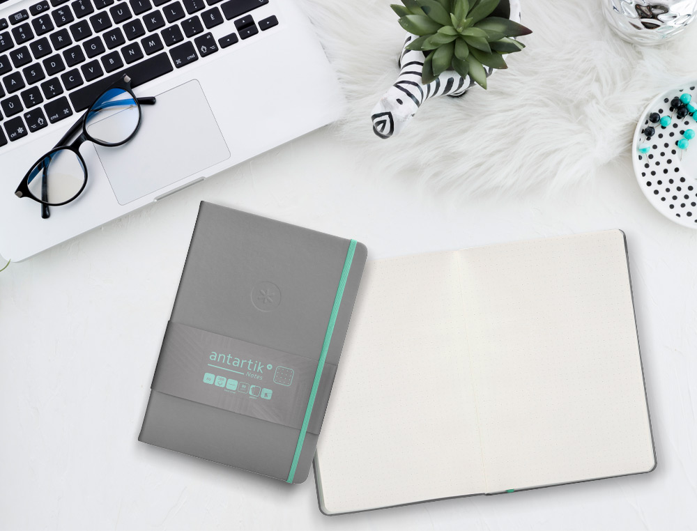 CUADERNO CON GOMILLA ANTARTIK NOTES TAPA DURA A5 HOJAS PUNTOS GRIS Y TURQUESA 100 HOJAS 80 GR FSC
