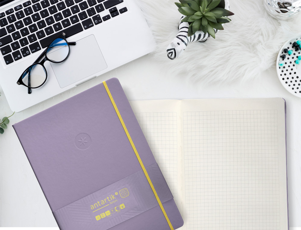 CUADERNO CON GOMILLA ANTARTIK NOTES TAPA DURA A4 HOJAS CUADRICULA MORADO Y AMARILLO 100 HOJAS 80 GR FSC