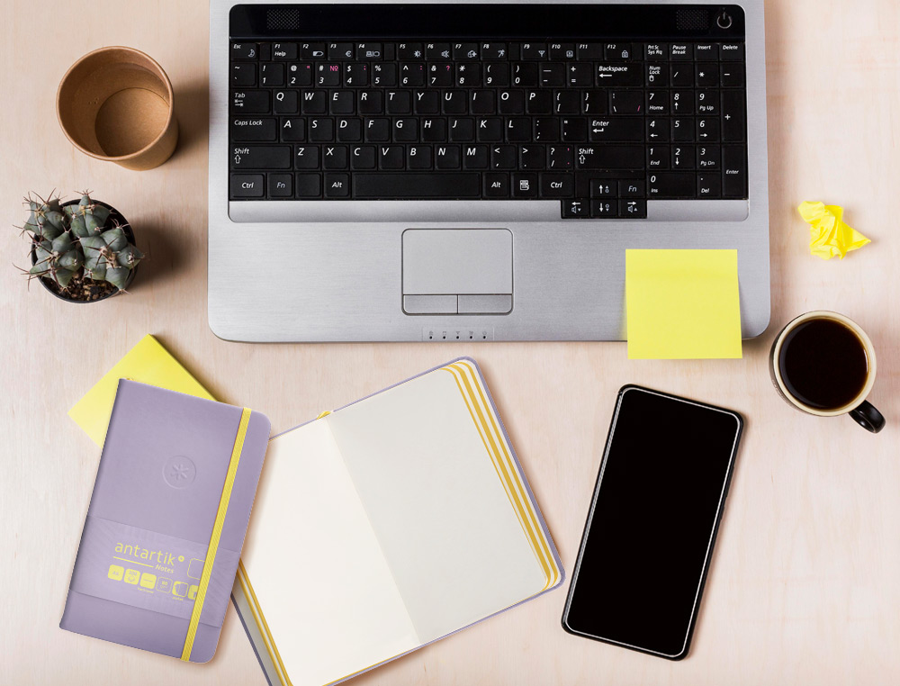CUADERNO CON GOMILLA ANTARTIK NOTES TAPA DURA A6 HOJAS LISAS MORADO Y AMARILLO 100 HOJAS 80 GR FSC
