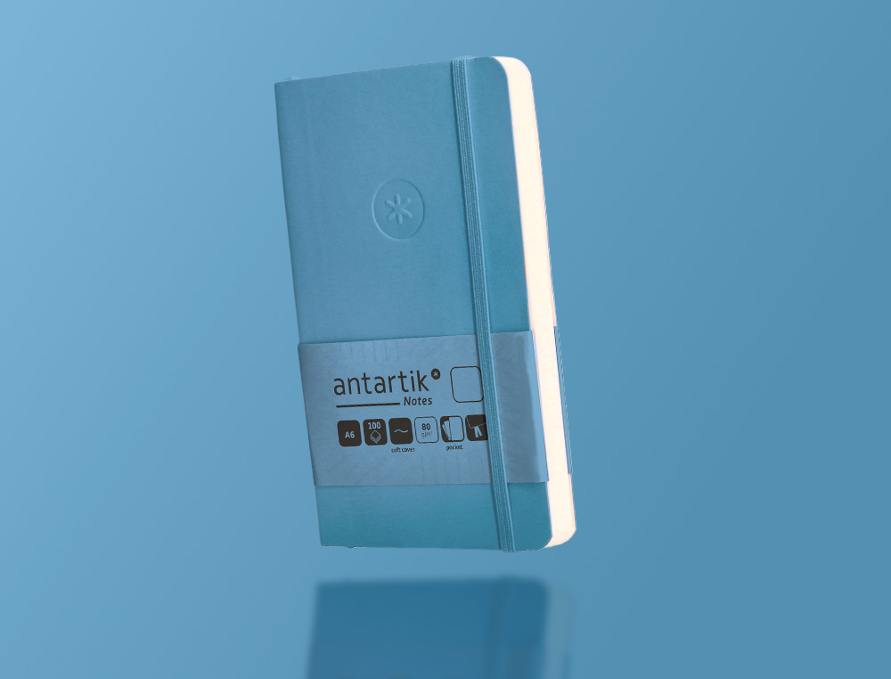 CUADERNO CON GOMILLA ANTARTIK NOTES TAPA BLANDA A6 HOJAS LISAS AZUL CLARO 100 HOJAS 80 GR FSC