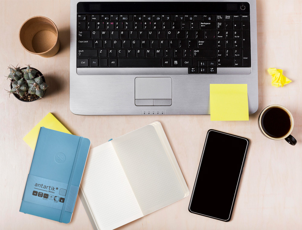 CUADERNO CON GOMILLA ANTARTIK NOTES TAPA BLANDA A6 CUADRICULA AZUL CLARO 100 HOJAS 80 GR FSC