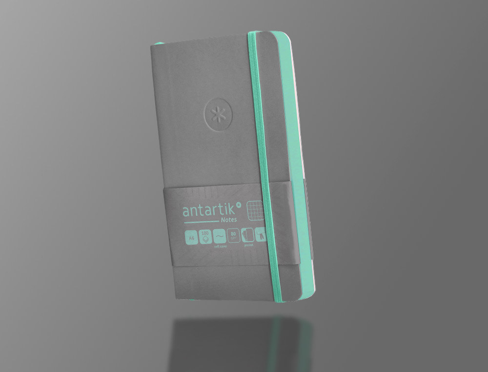 CUADERNO CON GOMILLA ANTARTIK NOTES TAPA BLANDA A6 CUADRICULA GRIS Y TURQUESA 100 HOJAS 80 GR FSC