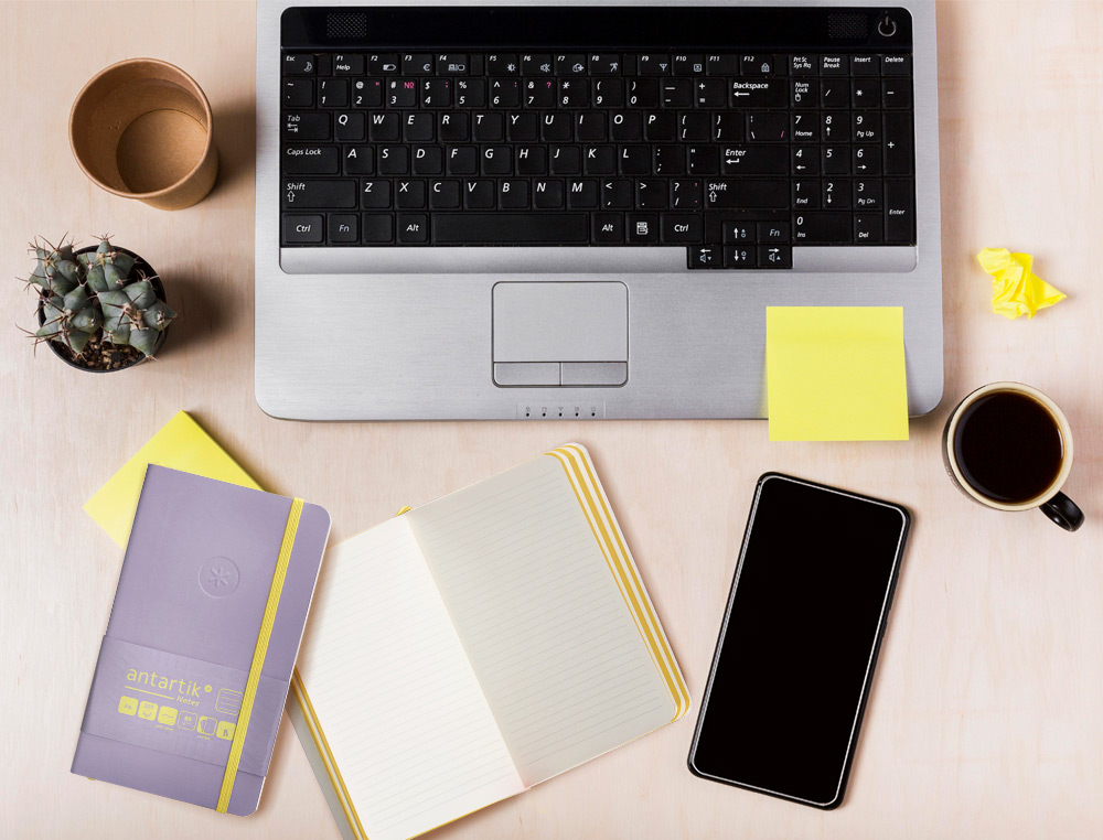 CUADERNO CON GOMILLA ANTARTIK NOTES TAPA BLANDA A6 RAYAS MORADO Y AMARILLO 100 HOJAS 80 GR FSC