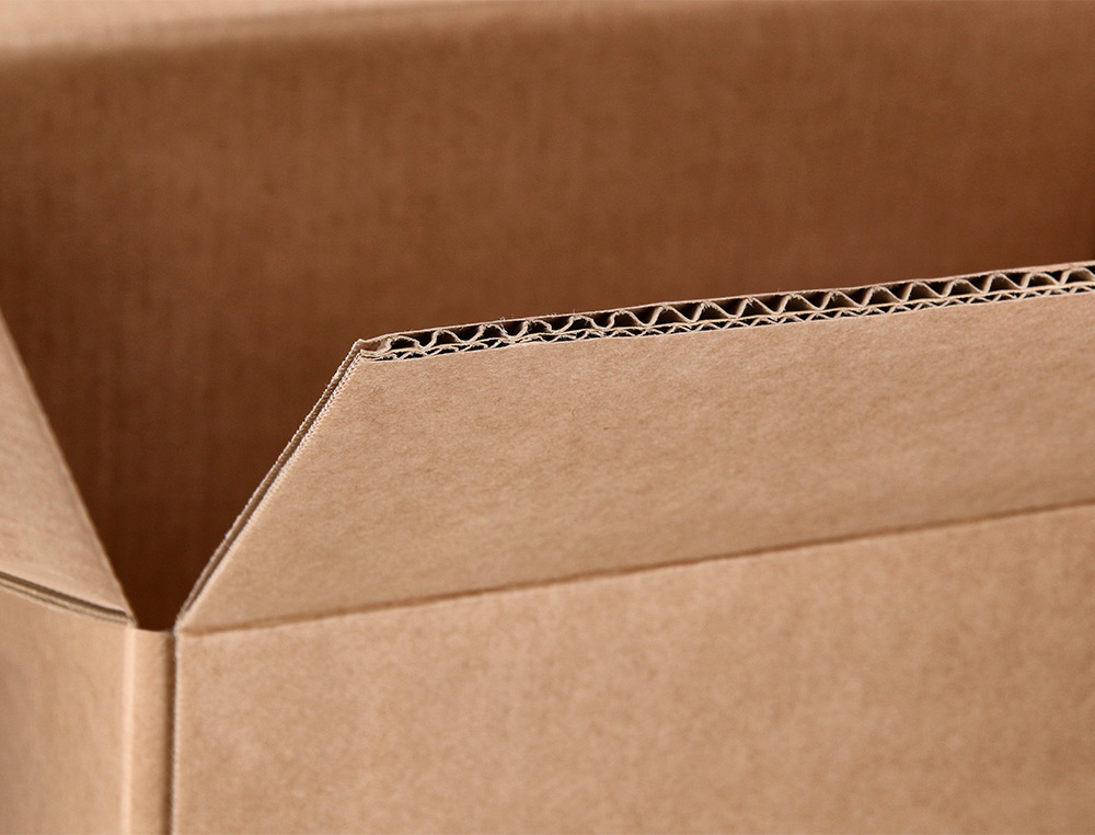 CAJA PARA EMBALAR Q-CONNECT AMERICANA ULTRA RESISTENTE CON ASAS CARTON CANAL DOBLE 7 MM COLOR KRAFT 700X440X330 MM