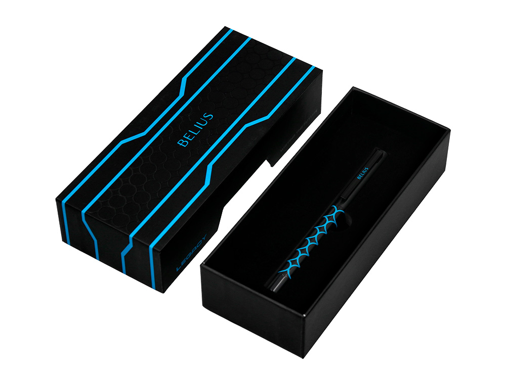 BOLIGRAFO BELIUS LEGACY ALUMINIO DISEÑO CIRCULOS AZUL CUERPO NEGRO TINTA COLOR AZUL CAJA DE DISEÑO
