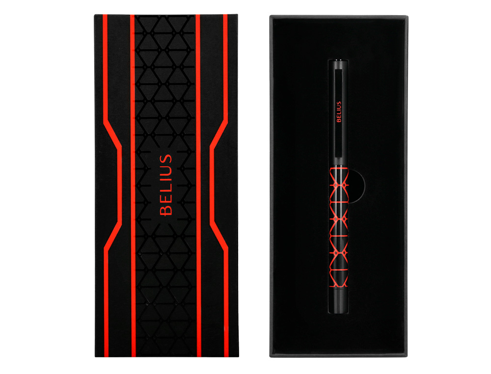 BOLIGRAFO BELIUS LEGACY ALUMINIO DISEÑO TRIANGULO ROJO CUERPO NEGRO TINTA COLOR AZUL CAJA DE DISEÑO