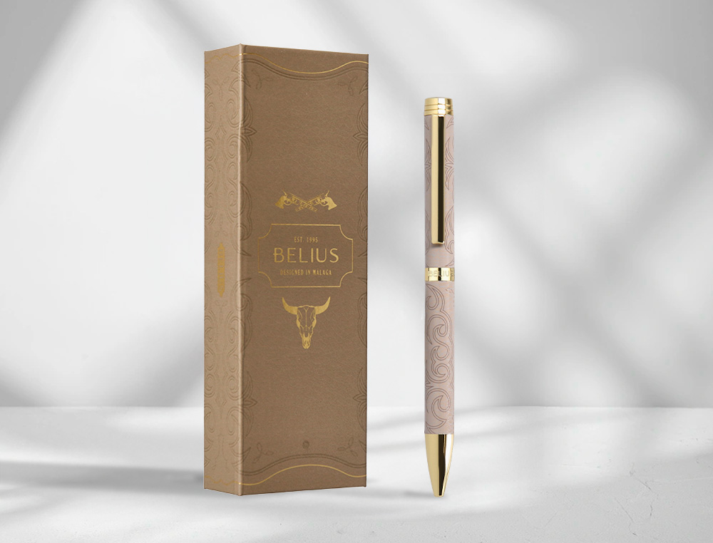 BOLIGRAFO BELIUS WILD WEST ALUMINIO COLOR BEIGE DORADO TINTA COLOR AZUL CAJA DE DISEÑO