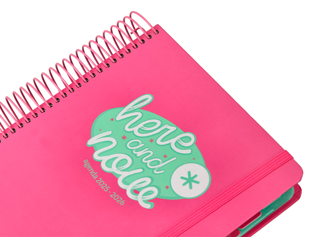 AGENDA ESCOLAR ANTARTIK 25-26 ESPIRAL HERE AND NOW ROSA DIA PAGINA A5 BILINGÜE PAPEL FSC 80 GR
