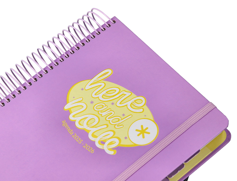 AGENDA ESCOLAR ANTARTIK 25-26 ESPIRAL HERE AND NOW MORADO DIA PAGINA A5 BILINGÜE PAPEL FSC 80 GR