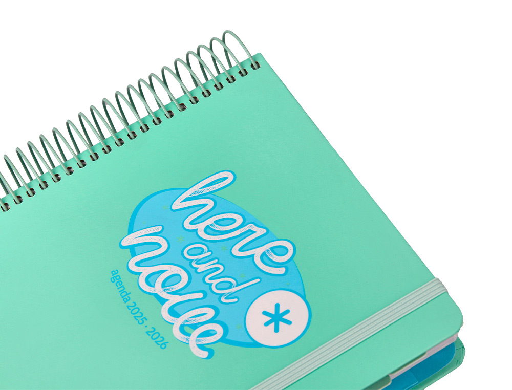 AGENDA ESCOLAR ANTARTIK 25-26 ESPIRAL HERE AND NOW TURQUESA DIA PAGINA A5 BILINGÜE PAPEL FSC 80 GR 80 GR