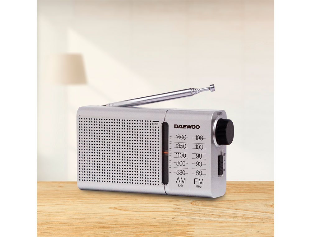 RADIO PORTATIL DAEWOO AM/FM ANTENA TELESCOPICA AURICULARES INCLUIDOS JACK 3.5 MM COLOR PLATA