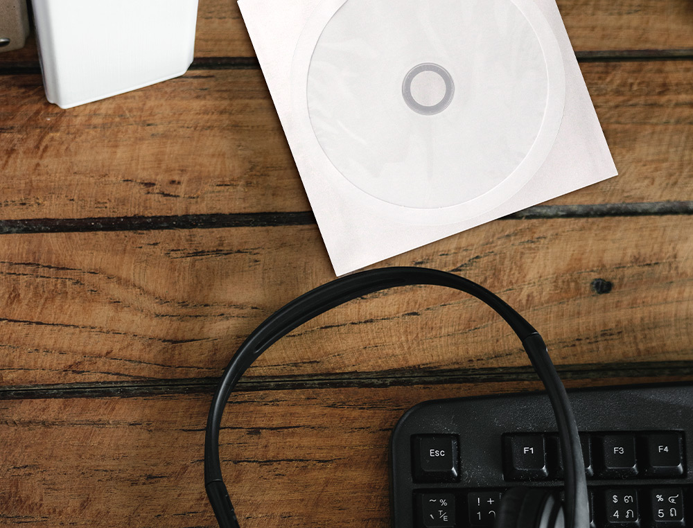 SOBRE PARA CD Q-CONNECT CON VENTANA TRANSPARENTE Y SOLAPA -PACK DE 50 UNIDADES