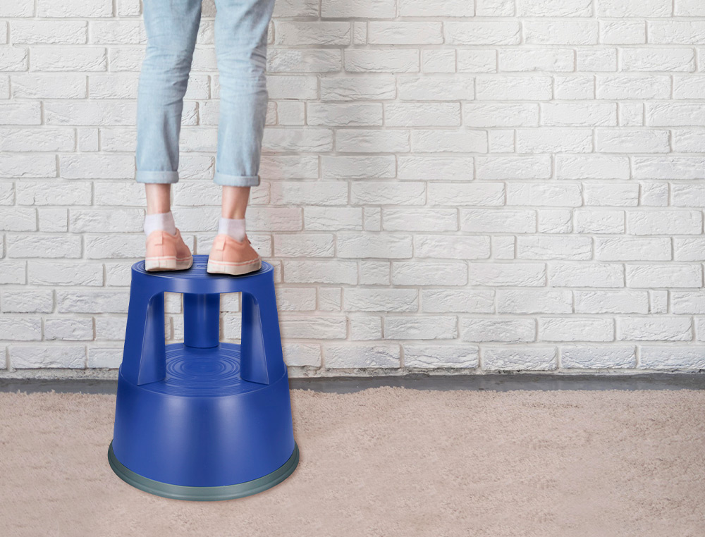 TABURETE Q-CONNECT RUEDAS RETRACTILES TRES RUEDAS DOS NIVELES COLOR AZUL