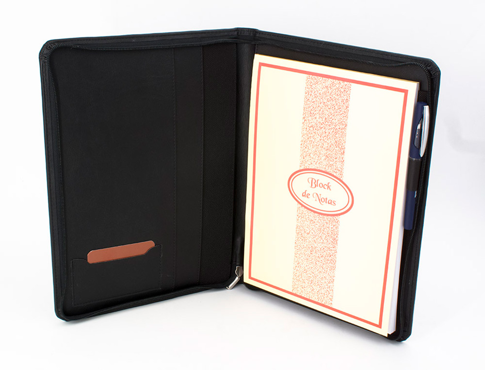 CARPETA PORTAFOLIOS Q-CONNECT ARTESANIA A4 SIMILPIEL NEGRO CREMALLERA Y DPTOS. 332X262X30 MM FABRICADA EN UBRIQUE
