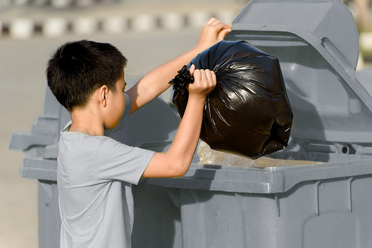 PAPELERA CONTENEDOR Q-CONNECT PLASTICO GRIS PARA DESECHOS EN GENERAL 100 L CON TAPA Y RUEDAS 750X470X370 MM