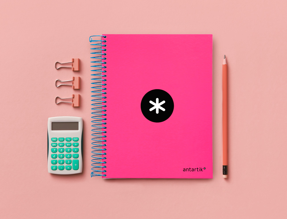 CUADERNO ESPIRAL A5 MICRO ANTARTIK TAPA FORRADA 120H 90 GR LISO CON BANDAS 6 TALADROS COLOR ROSA FLUOR