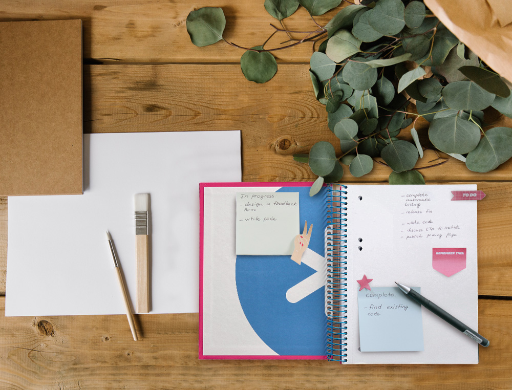 CUADERNO ESPIRAL A5 MICRO ANTARTIK TAPA FORRADA 120H 90 GR LISO CON BANDAS 6 TALADROS COLOR ROSA FLUOR