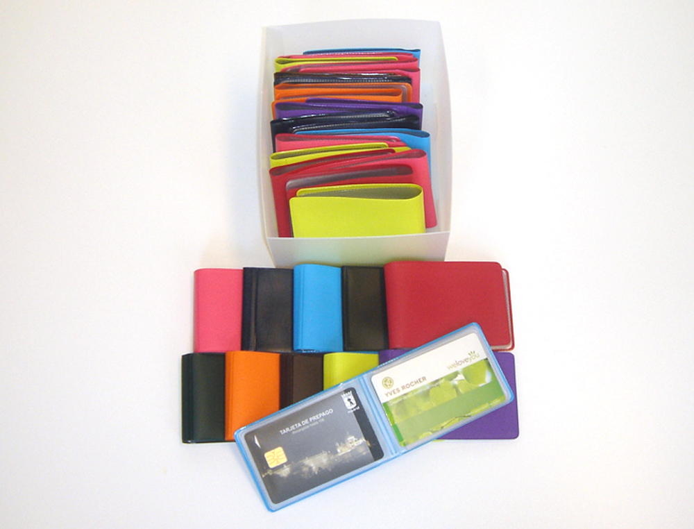 PORTATARJETAS DE CREDITO PVC BASE OPACA CAPACIDAD 10 TARJETAS EXPOSITOR DE 30 UNIDADES COLORES SURTIDOS