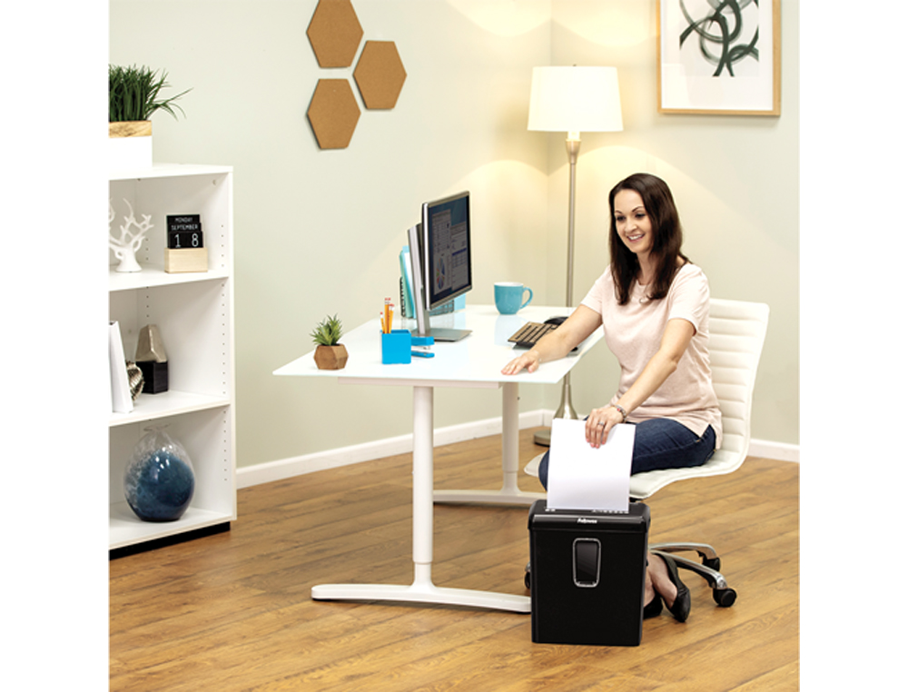 DESTRUCTORA DE DOCUMENTOS FELLOWES P30 CAPACIDAD DE CORTE 6 HOJAS 100 P4 DESTRUYE GRAPAS CLIPS Y TARJETAS