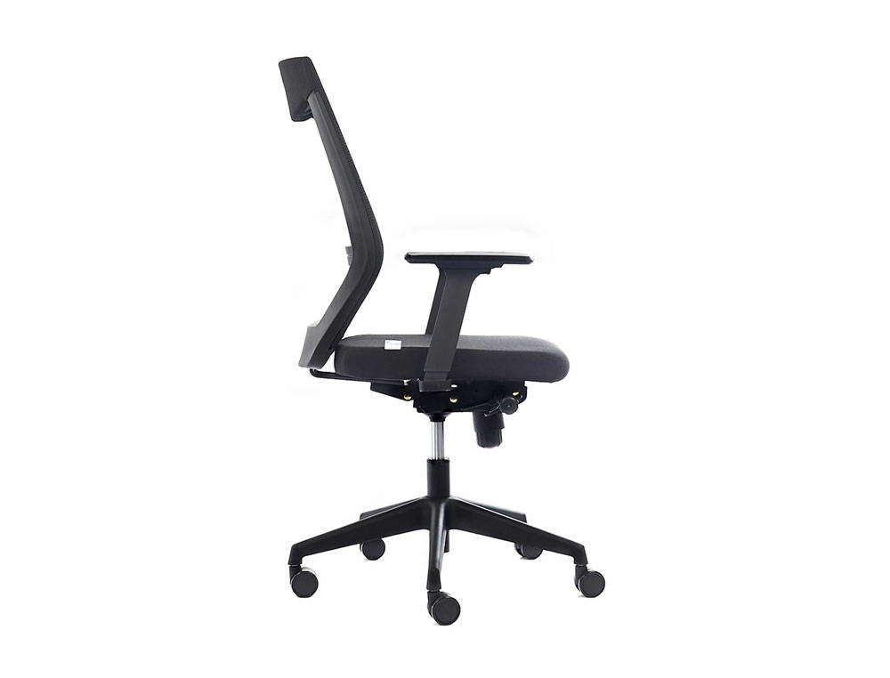 SILLA ROCADA DE OFICINA CON BRAZOS TAPIZADA EN TELA IGNIFUGA NEGRO Y RESPALDO EN POLIMERO COLOR NEGRO