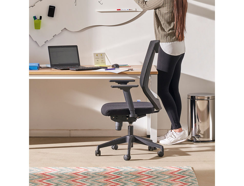 SILLA ROCADA DE OFICINA CON BRAZOS TAPIZADA EN TELA IGNIFUGA NEGRO Y RESPALDO EN POLIMERO COLOR NEGRO